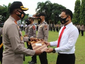 Apresiasi Kapolres Pekalongan Berikan Penghargaan Kepada Anggota Yang Berprestasi