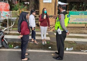 Warga Yang Tak Pakai Masker Ditegur Polisi