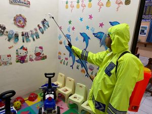 Antisipasi Covid-19, Kantor Pelayanan Sat Lantas Polres Pekalongan Kota Disemprot Disinfektan