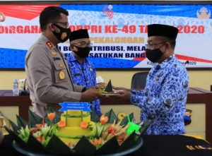 Giat Tasyakuran Dalam Rangka HUT Korpri Ke 49, Kapolres Pekalongan Potong Nasi Tumpeng