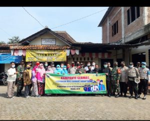 Wujud Apresiasi, Warga Patuhi Prokes Petugas Memberikan Buah