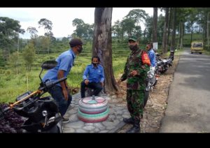 Babinsa Himbau Pengunjung Obyek Wisata Patuhi Prokes