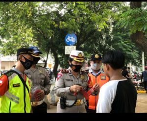 Satlantas Restro Jakarta Timur Laksanakan Prokes Dan Bagikan Masker Di Wilayah BKT