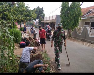 Antisipasi Banjir,Babinsa Bersama Warga Kerja Bhakti Bersihkan Saluran Air
