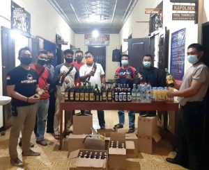 Jelang Nataru, Polsek Limpung Berhasil Amankan Ratusan Botol Miras