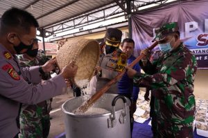 Sinergitas Polri-TNI Beri Semangat Pada Petugas Dapur Umum Untuk Warga Terdampak Covid-19
