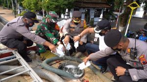 TNI Polri Bersama Pemkab Batang Semprotkan Disinfektan Secara Massal, Cegah Penyebaran COVID-19