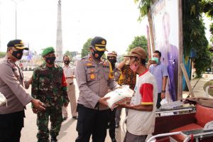 Bhaksos, Kapolres Bersama PJU Polres Pekalongan Bagikan Ratusan Kantong Beras Kepada Masyarakat Terdampak Covid-19