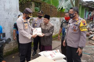 Peduli, Polres Batang Bantu Korban Kebakaran Rumah Di Adinusa