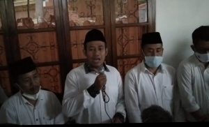 Paslon AMAN Sujud Syukur Atas Keunggulan Suara Di Pilkada Pemalang