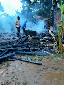 Ludes Dilalap Sijago Merah, Dua Rumah Warga