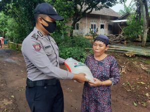 Jajaran Polsek Limpung Salurkan Bantuan Beras Dari Mabes Polri Bagi Warga Terdampak Covid-19