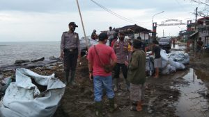 Respon Cepat Kapolsek Pekalongan Utara Bersama Muspika Dan BPBD Pengecekan Tanggul Jebol