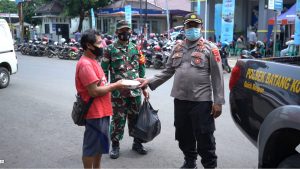 Ringankan Beban Warga, TNI-POLRI Bersama Pemkab Batang Bagikan Ratusan Nasi Kotak