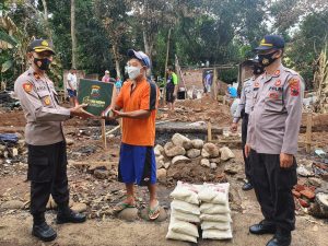 Wakapolres: Serahkan Bantuan Polres Batang Peduli Untuk Korban Kebakaran