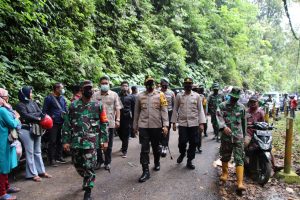 Tinjau Tanah Longsor, Kapolres Bersama Dandim Pekalongan Di Perbatasan Kec Karanganyar- Lebakbarang.