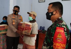 Ringankan Beban, Kapolres Bersama Dandim Pekalongan Berikan Bantuan Kepada Warga Kurang Mampu Di Lebakbarang