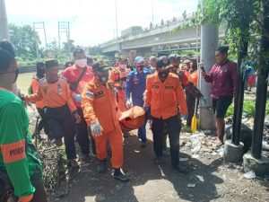 Akhirnya Tim Gabungan Temukan Jasad Seorang Laki Laki Yang Nekat Bunuh Diri Dengan Menceburkan Diri Disungai Sipait