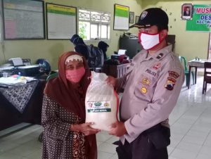 Dari Mabes Polri, Polsek Warungasem Distribusikan Bantuan Beras Untuk Warga Terdampak Pandemi Covid-19