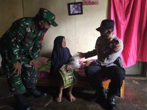 Polsek Tersono Bagikan Beras Pada Tukang Ojek Dan Warga Kurang Mampu