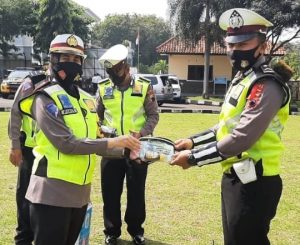 Antisipasi Covid-19 Di Internal Polri, Kasat Lantas Polres Pekalongan Bagikan Bekal Kesehatan Kepada Personil
