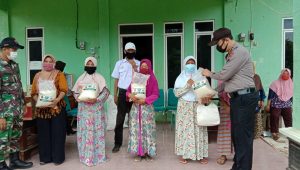 Polisi Bersama TNI Salurkan Bantuan Beras Di Desa Lebo