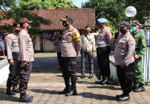 Memberikan Motivasi, Kapolres Pekalongan Cek Pospam Dan Gereja Ops Lilin Candi 2020