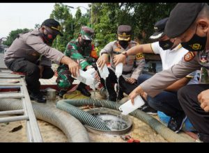 TNI-Polri Bersama Pemkab Batang Melaksanakan Penyemprotan Disenfektan Secara Serentak