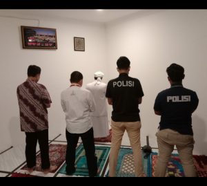 Polisi Ajak Rizieq Tunaikan Sholat Maghrib Berjamaah