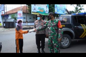 Bantu Beban Warga, TNI-POLRI Bersama Pemkab Batang Secara Rutin Berbagi Nasi Kotak