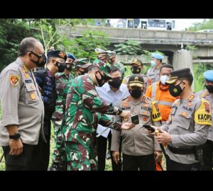 Kapolda Jateng : Serahkan Tali Asih Dan Santunan Jasa Raharja Untuk Anggota Polri Korban Laka Kalijambe Sragen