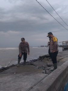 Kapolres Pekalongan Kota Bersama Kapolsek Pekalongan Utara Sambangi Warga Pesisir Waspada Bencana Banjir Rob