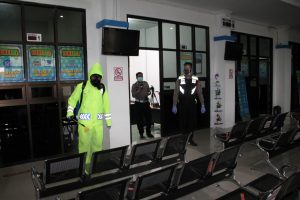 Antisipasi Penyebaran Covid-19, Ruang Pelayanan Satpas SIM Polres Pekalongan Disemprot Disinfektan