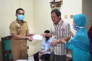 Peduli, Bupati Wihaji Bantu Remaja Sakit Gagal Ginjal