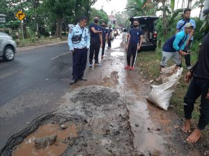 Peduli Keselamatan Warga, Rutan Batang Tambal Jalan Berlubang
