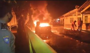 Diduga Korsleting Sebuah Mobil Hangus Terbakar