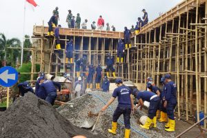 Para Prajurit Bersama Nawakara Gotong Royong Proses Percepatan Pembangunan Rehab Aula Makodim Batang