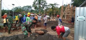 Kapten Inf Bardi  Bersama Anggota Karya Bakti Bangun Masjid Baitussalam
