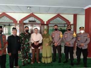 Giat Polres Pekalongan Kota Bersama Kodim 0710 Dan Habib Lutfhi bin Ali bin Yahya Bantu Beras Kepada Warga Dan Jamaah Masjid