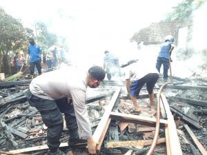 2 Rumah, Warga Bersama Petugas Gabungan Padamkan Api