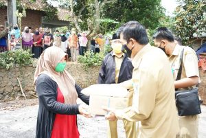 Wabup Suyono Berikan Bantuan Pada Korban Kebakaran