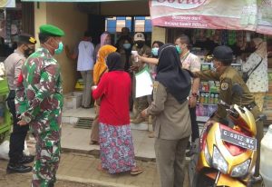 Sinergitas Polri-TNI Bersama Satpol PP Pantau Penerapan Prokes Disejumlah Pabrik Dan Pasar Di Kab Pekalongan