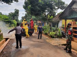 Cegah Penyebaran Covid-19, Polsek Tersono Melakukan Penyemprotan Disenfektan