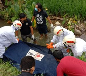 Meninggal Di Saluran Irigasi, Polisi Evakuasi Wanita Paruh Baya