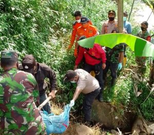 Polisi Evakuasi Mayat Wanita Dari Sungai Gawak Sukomangli