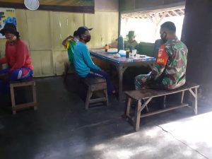 Memanfaatkan Warung Soto, Babinsa Edukasi Prokes