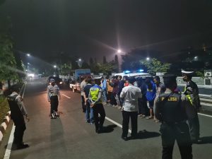 Puluhan Pemuda Dibubarkan Polisi, Rayakan Malam Minggu Dengan Berkerumun
