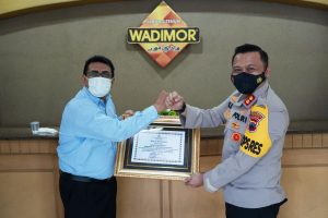 Dukung Kinerja Kepolisian, Kapolres Batang Beri Penghargaan Kepada Manager PT Sukorintex