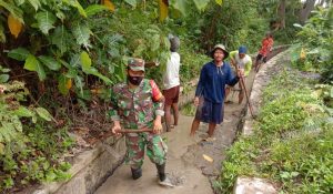 Mengantisipasi Banjir Babinsa Bersama Warga Bersihkan Saluran Air