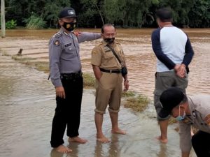 Polisi Pantau Langsung Kondisi Banjir Yang Merendam Areal Persawahan